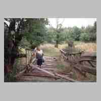 042-1004 Frau Ursula Willutzki auf  der Bruecke ueber das Baechlein -Sproje- im Jahre 1995 .jpg